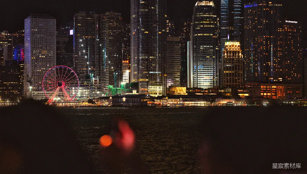 高清摄影  夜晚灯火辉煌的城市景观，摩天轮点缀其间。
