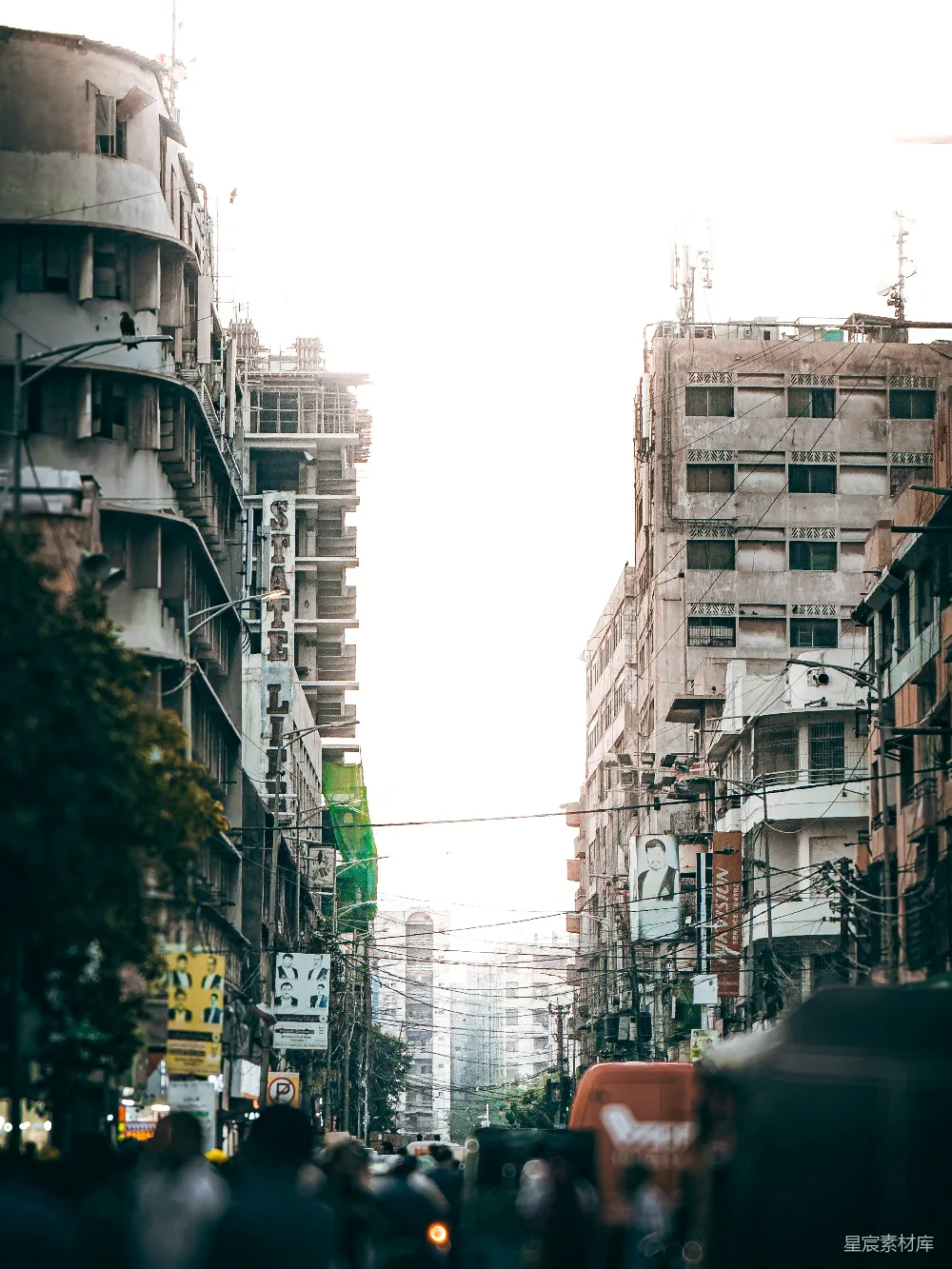 高清摄影  一条街道上充满了高大的建筑物。