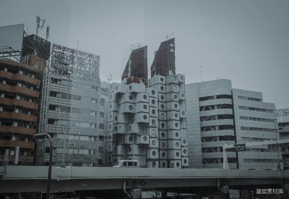 高清摄影  白天，白色的天空下有一座白色的混凝土建筑。