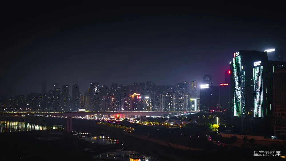 高清摄影  城市天际线在夜晚被照亮，河流的倒影闪烁。