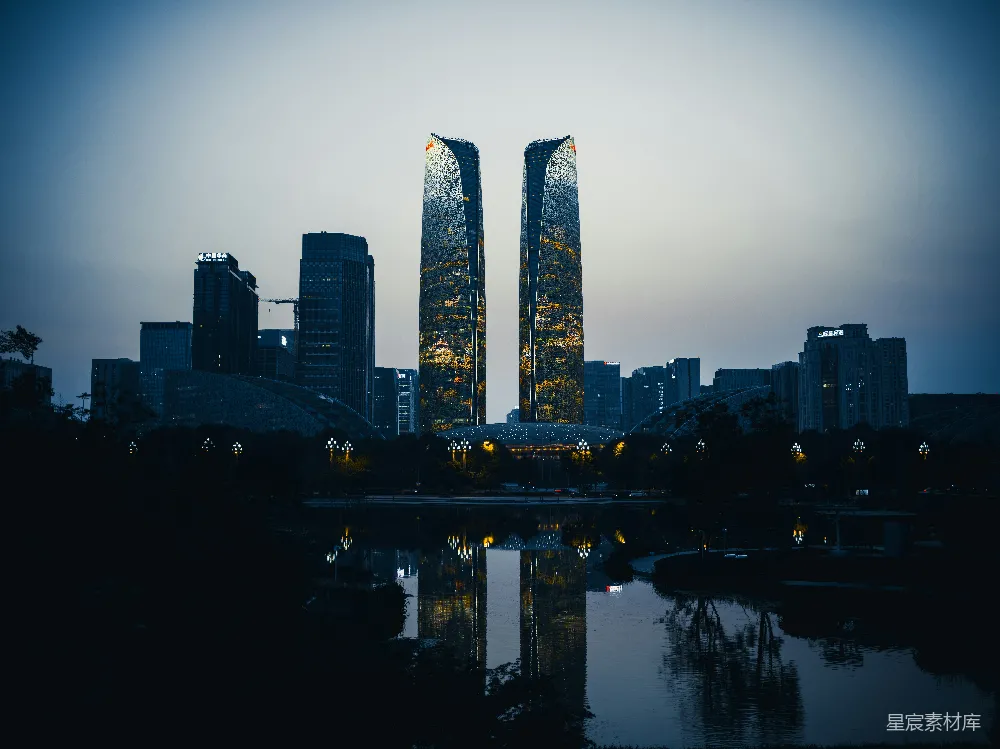 高清摄影  两座高楼耸立在水体旁边