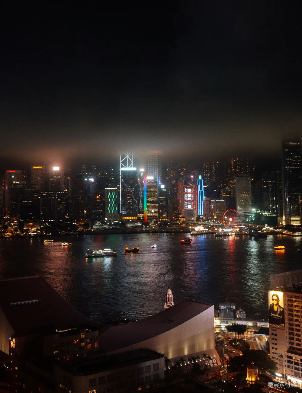 高清摄影 壁纸 夜晚灯火辉煌的城市天际线，高楼大厦和港口都亮起了灯。
