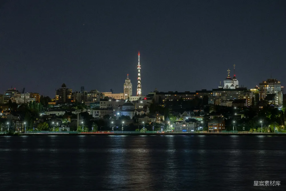 高清摄影  夜晚从水面上看城市的景象
