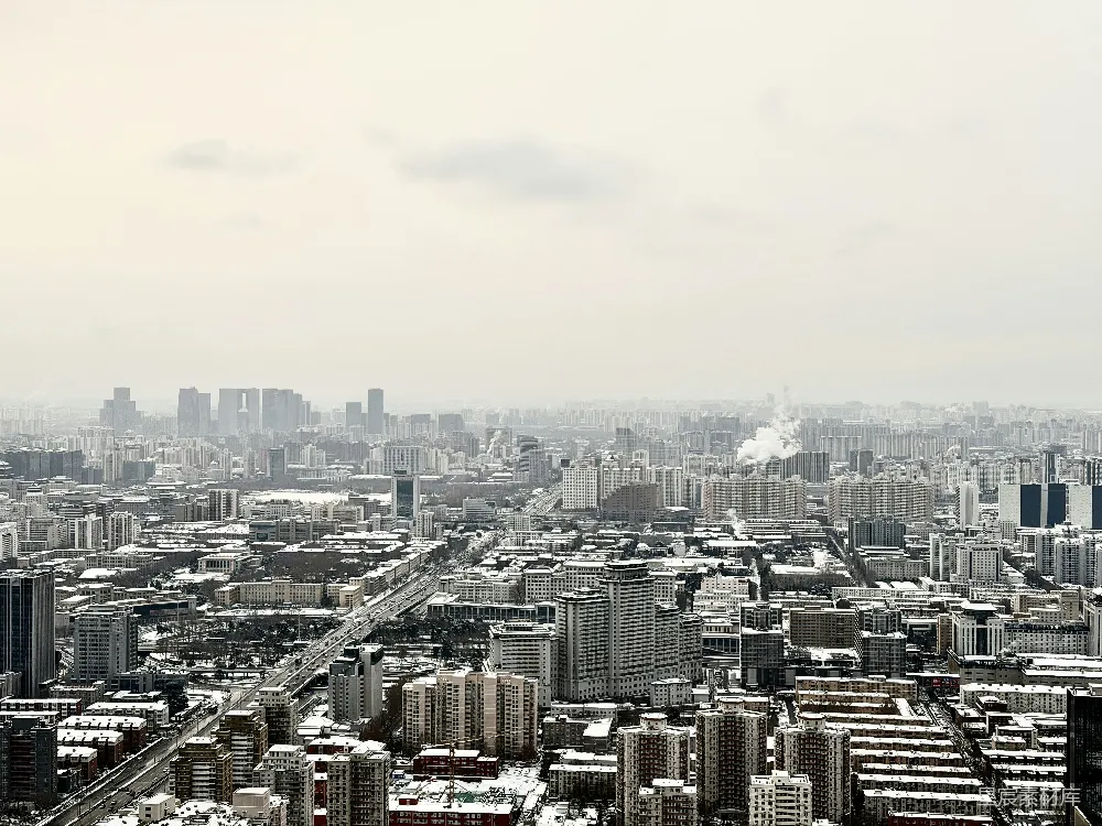 高清摄影  一座广袤的城市景观，天空灰蒙蒙的，略显阴沉。