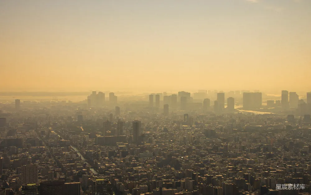 高清摄影  黄色天空下朦胧的城市景象。