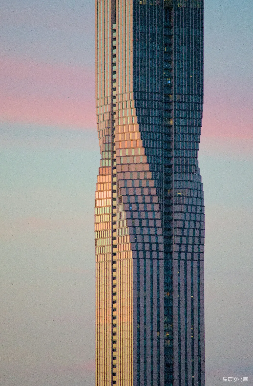 高清摄影  一座非常高大的建筑物，背景是天空。