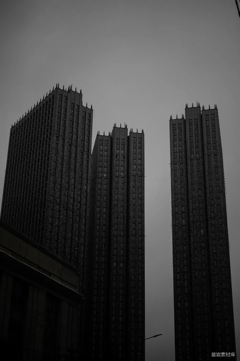 高清摄影 电影 壁纸 一张黑白照片，展示两座高大的建筑物。