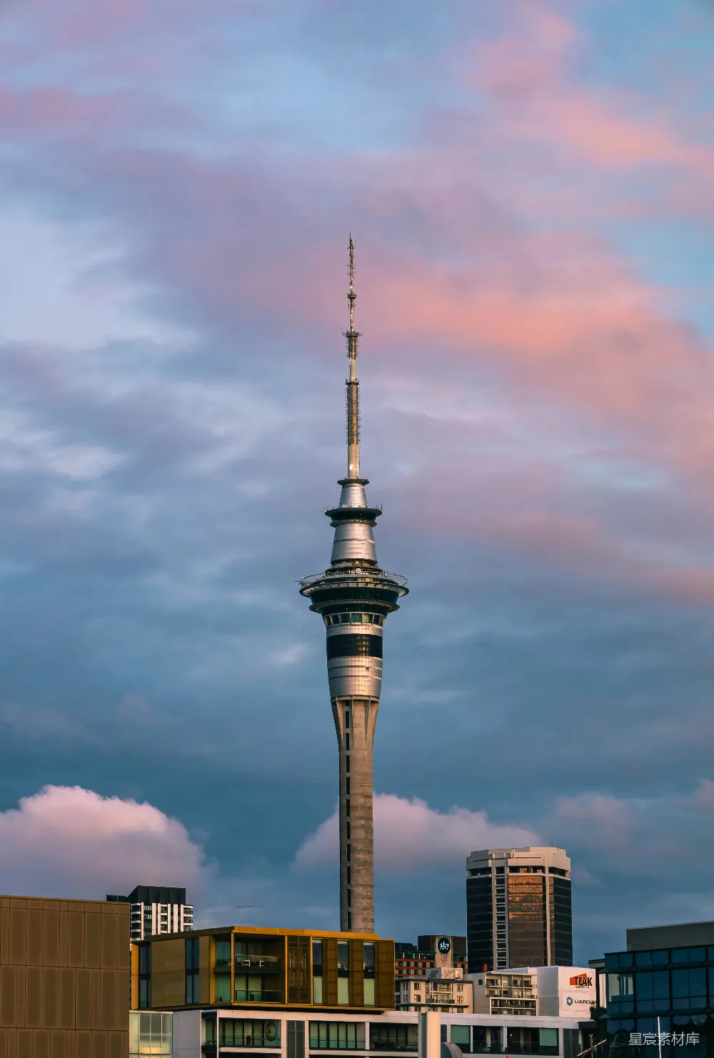 高清摄影  一座高塔，背景是天空。