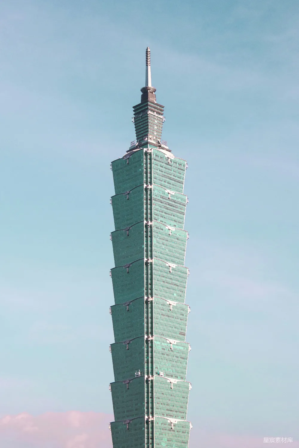 高清摄影 旅行 壁纸 自然 一座高楼，背景是蓝色的天空和台北101。