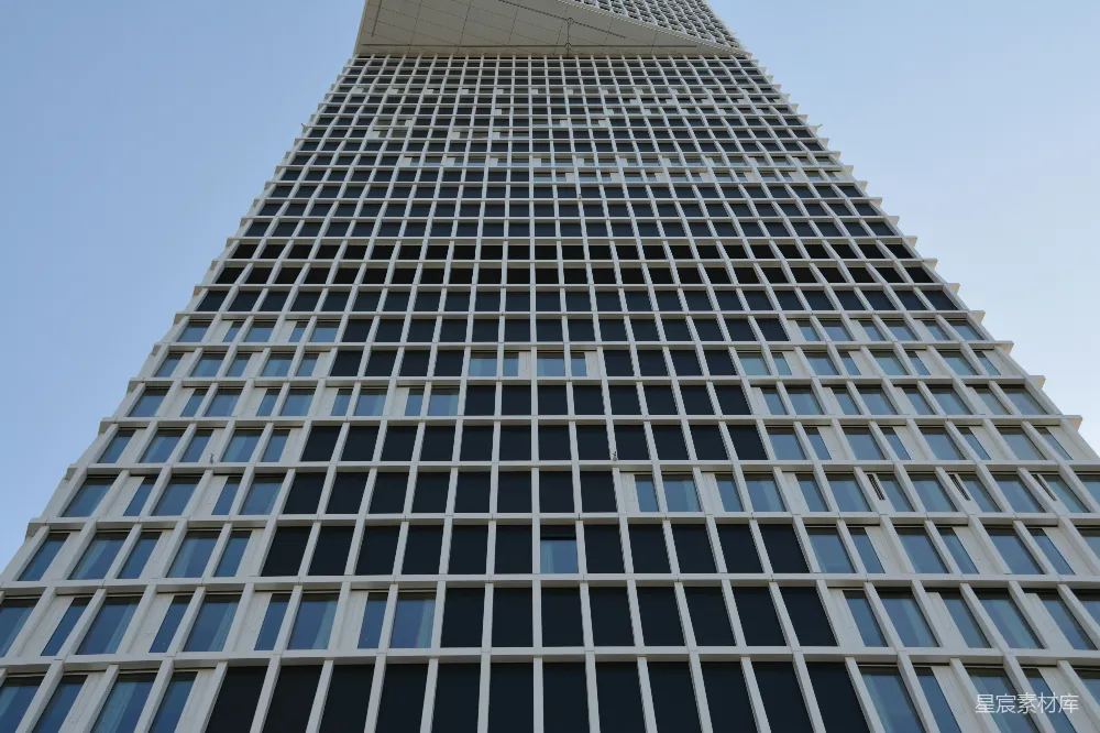 高清摄影  一座非常高大的建筑物，窗户很多。
