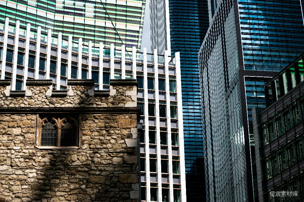 高清摄影  一座高大的砖砌建筑位于另一座高大的建筑旁边。