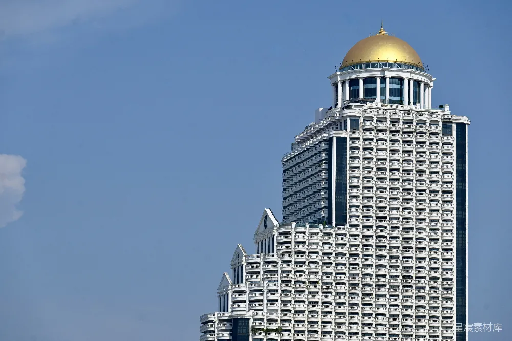 高清摄影  一座高大的白色建筑，顶部有一个金色的圆顶。
