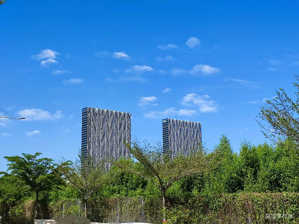 高清摄影  两座高耸的建筑并排而立。