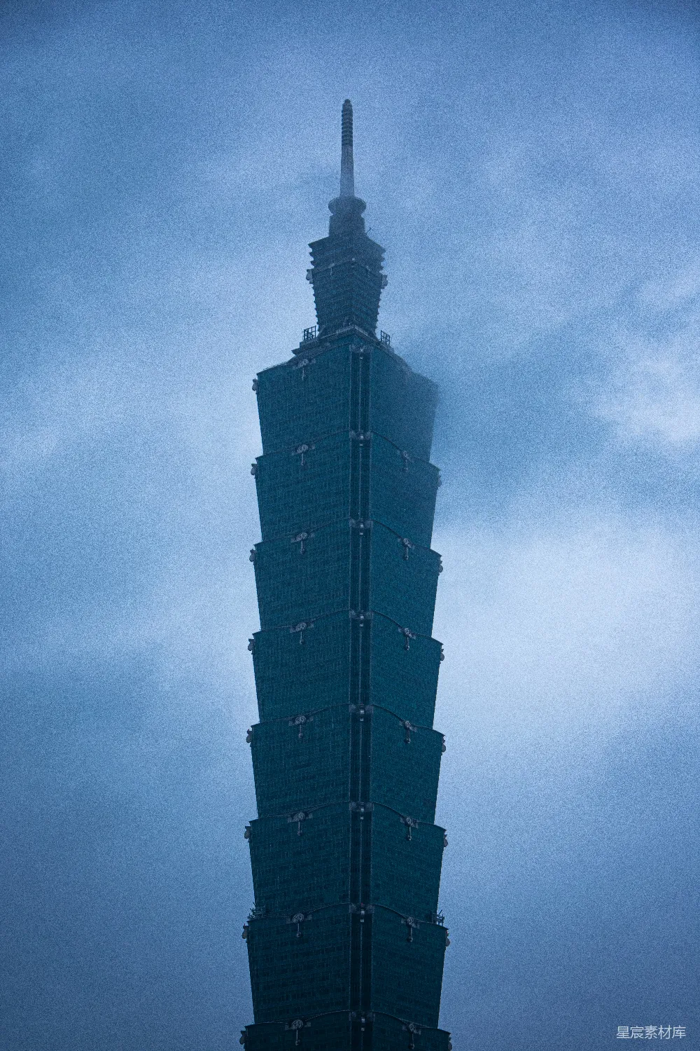 高清摄影 旅行 一座高楼大厦，背景是蓝天。