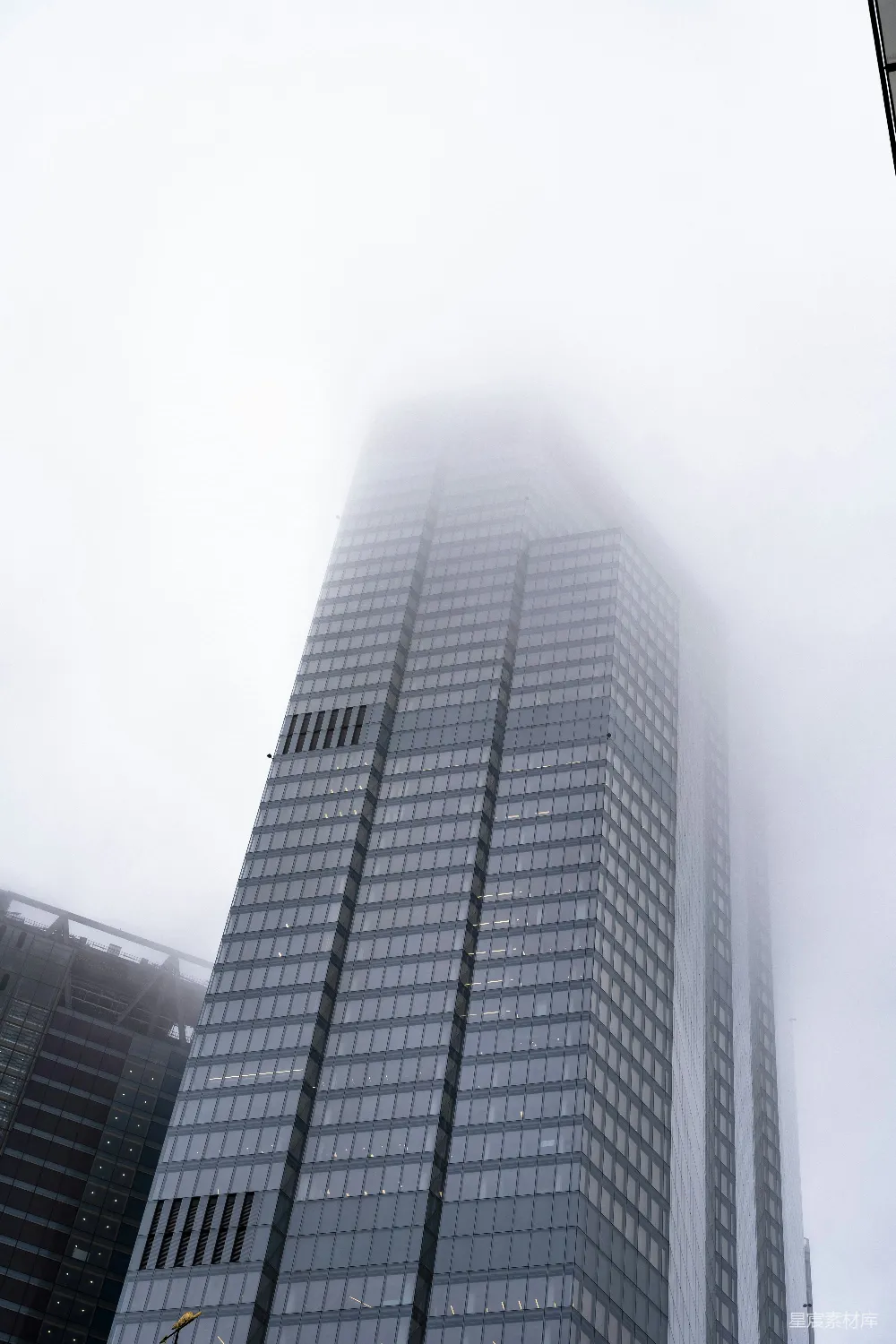 高清摄影  一座很高的建筑，有很多窗户。