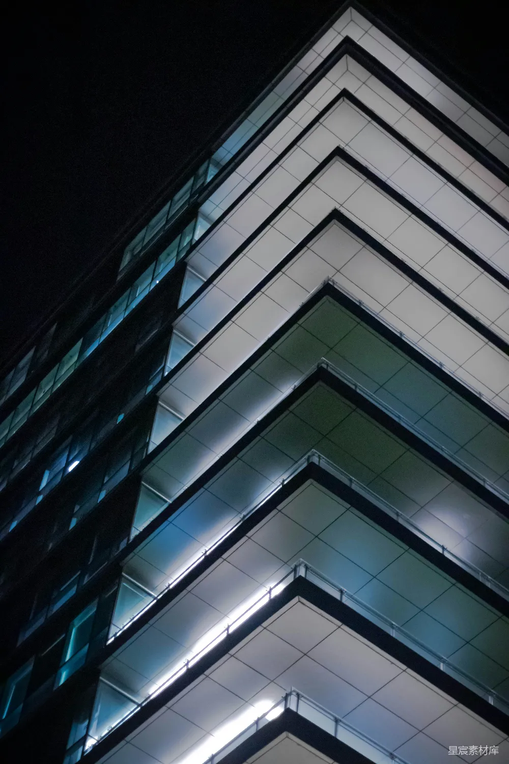 高清摄影  夜景中的标志性建筑结构。