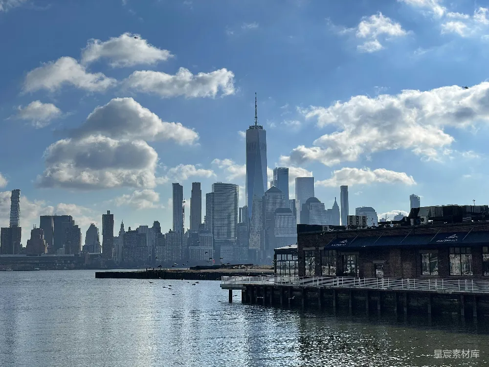 高清摄影  一片广阔的水域，背景中有一座城市。