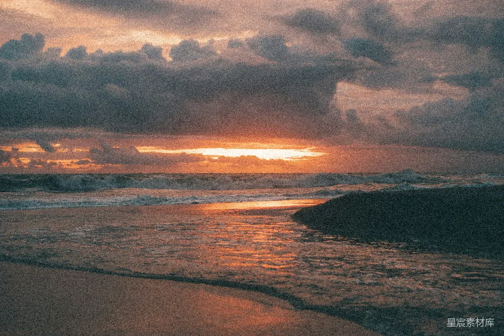 海浪在日落时分拍打岸边