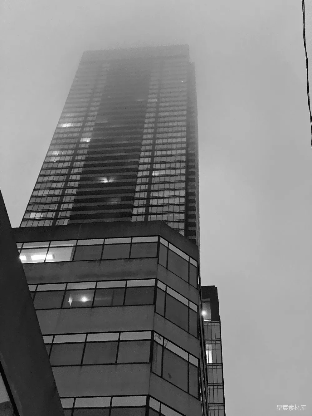 高清摄影  一张黑白照片，显示了一栋高大的建筑。