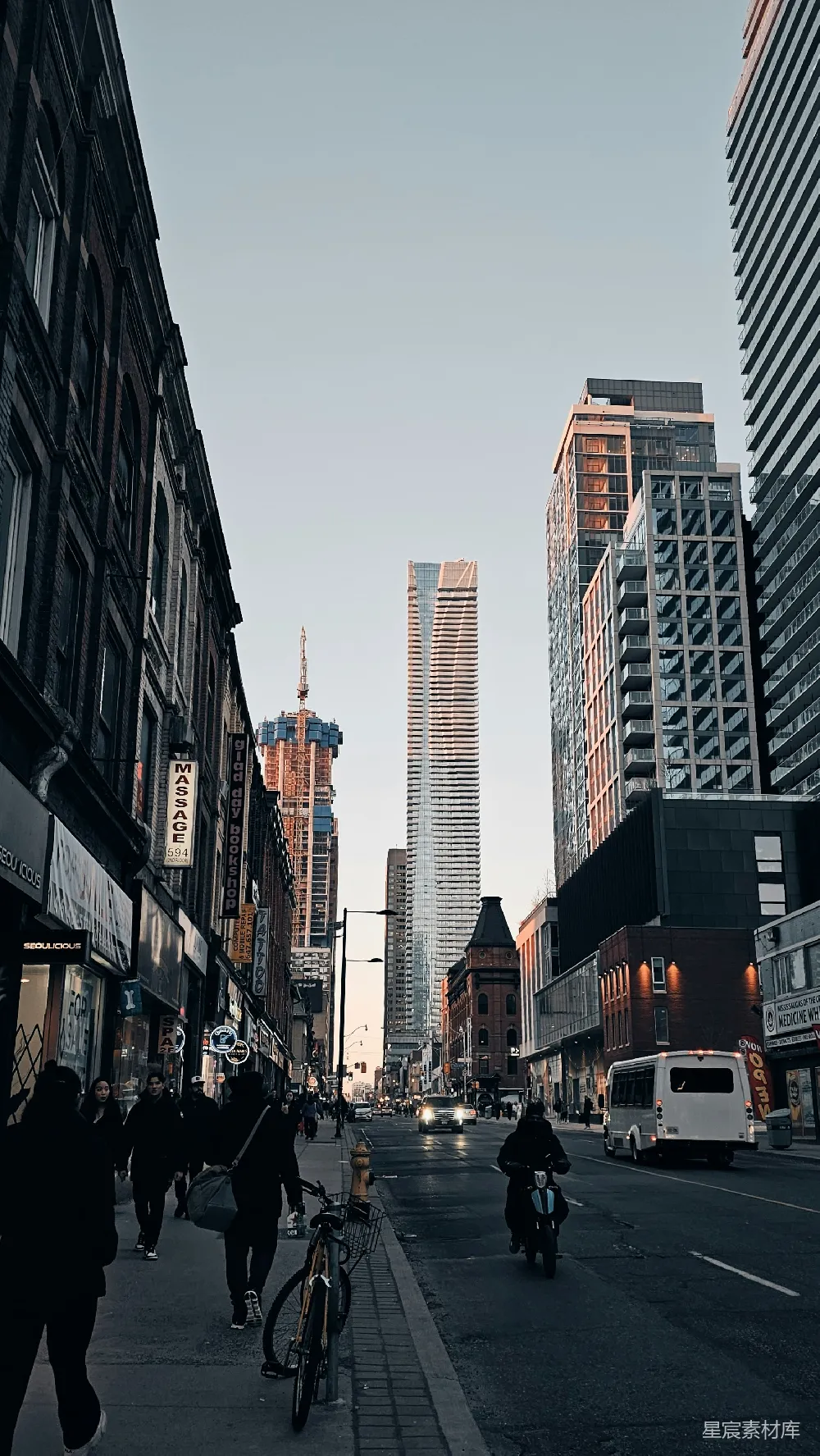 高清摄影 旅行 壁纸 一群人在高楼大厦旁的街道上骑自行车。