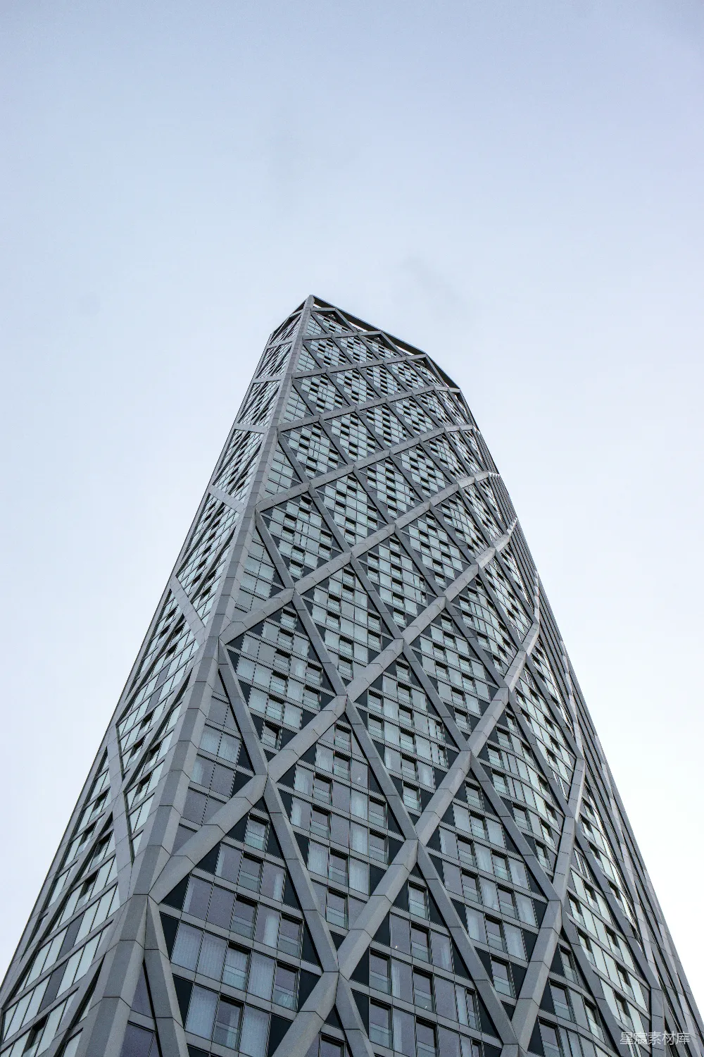 高清摄影  一座高耸的建筑物，背景是天空。