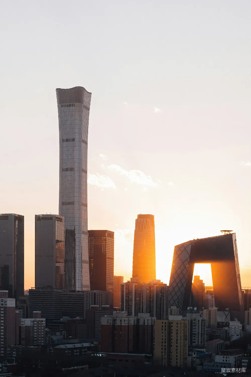 高清摄影  一座城市的天际线，上面有高耸的建筑物。