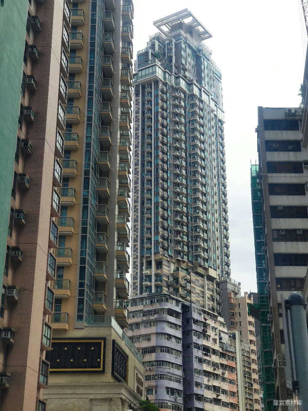 高清摄影  城市中的高耸现代化摩天大楼和旧建筑。