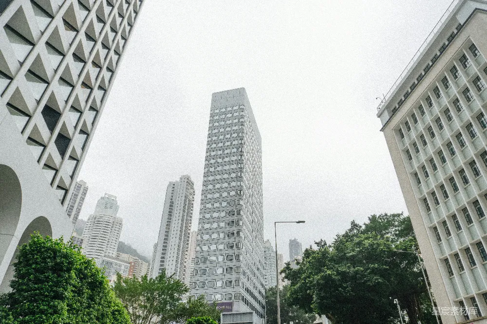 高清摄影  一条城市街道，背景中有高楼大厦。