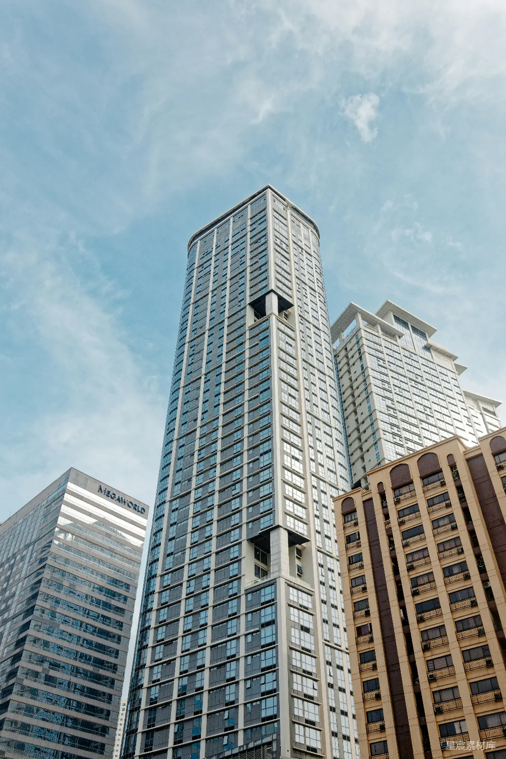 高清摄影 壁纸 一座高大的建筑物顶部有盏灯。
