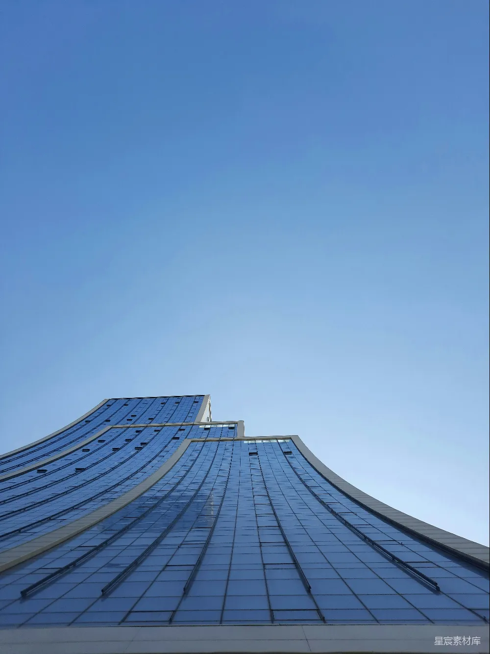 高清摄影  一座非常高的建筑，背景是蓝天。