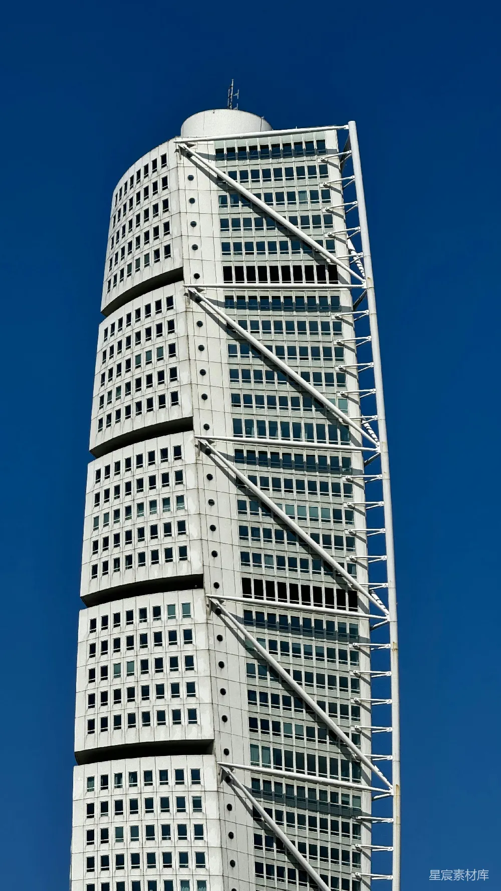 高清摄影  一座非常高大的建筑物，建筑物的一侧有一个钟。