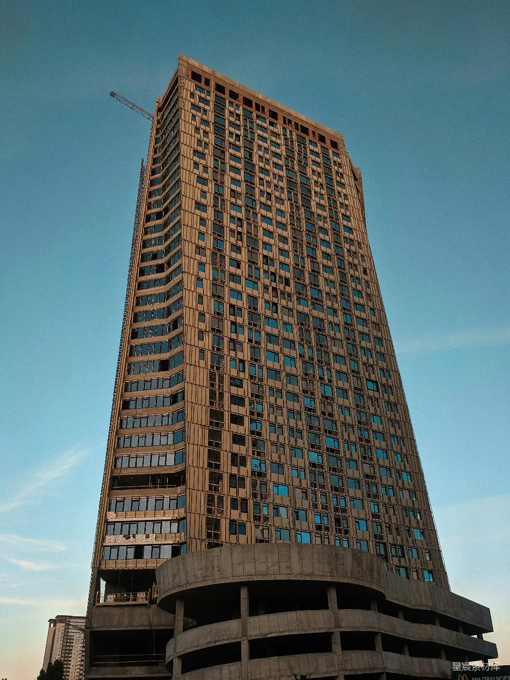 高清摄影  蓝天下的棕色高层建筑