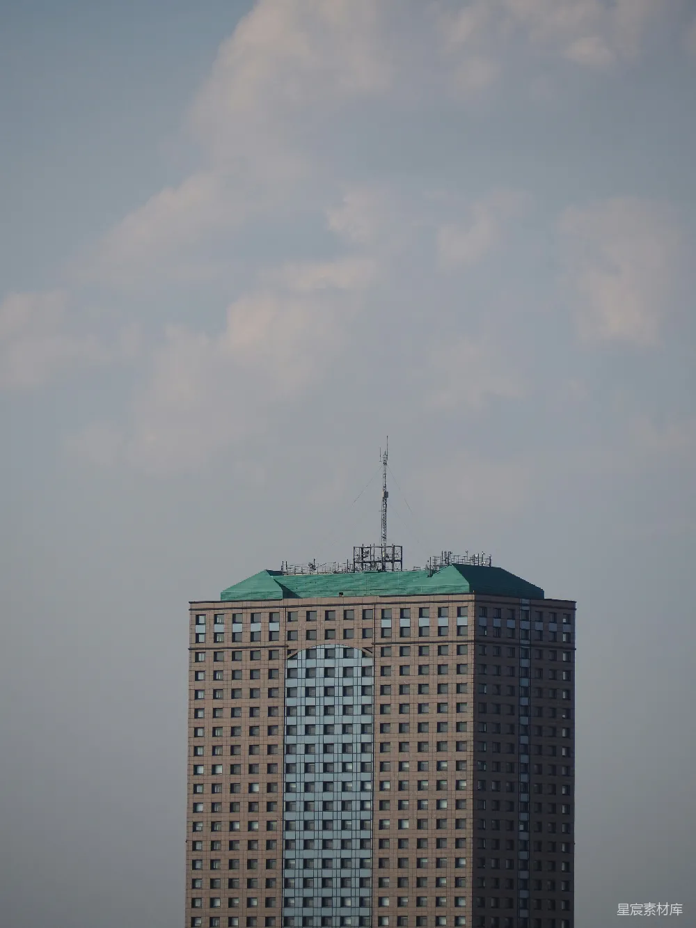 高清摄影  一座高大的建筑物，屋顶是绿色的。