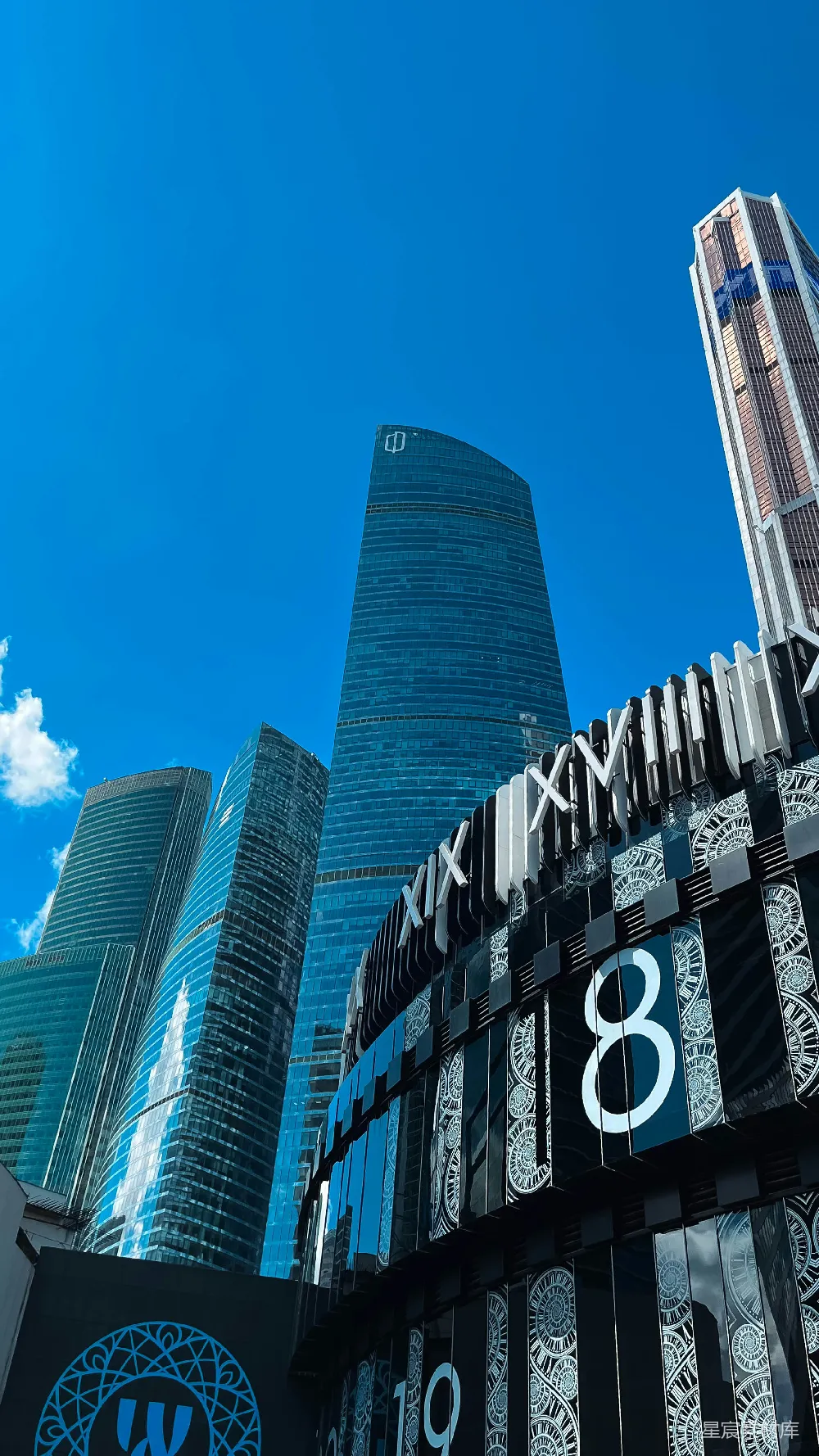 高清摄影  一座非常高大的建筑，上面有一个钟表。