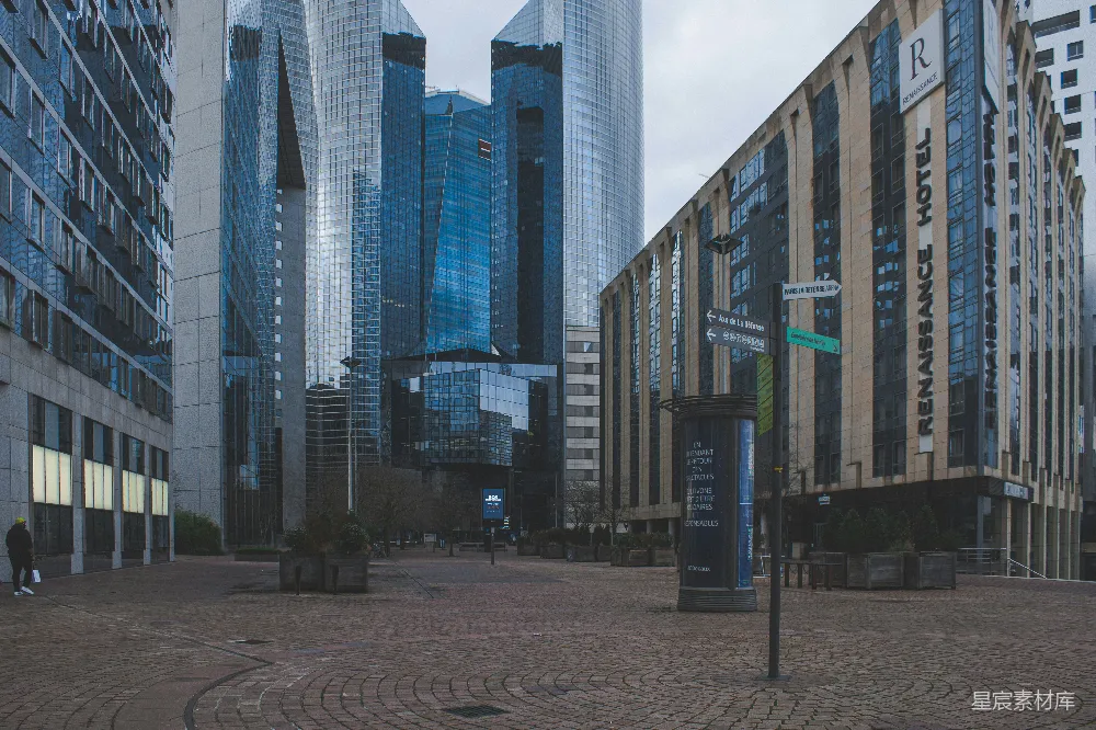 高清摄影  一条鹅卵石街道，背景中有高大的建筑物。