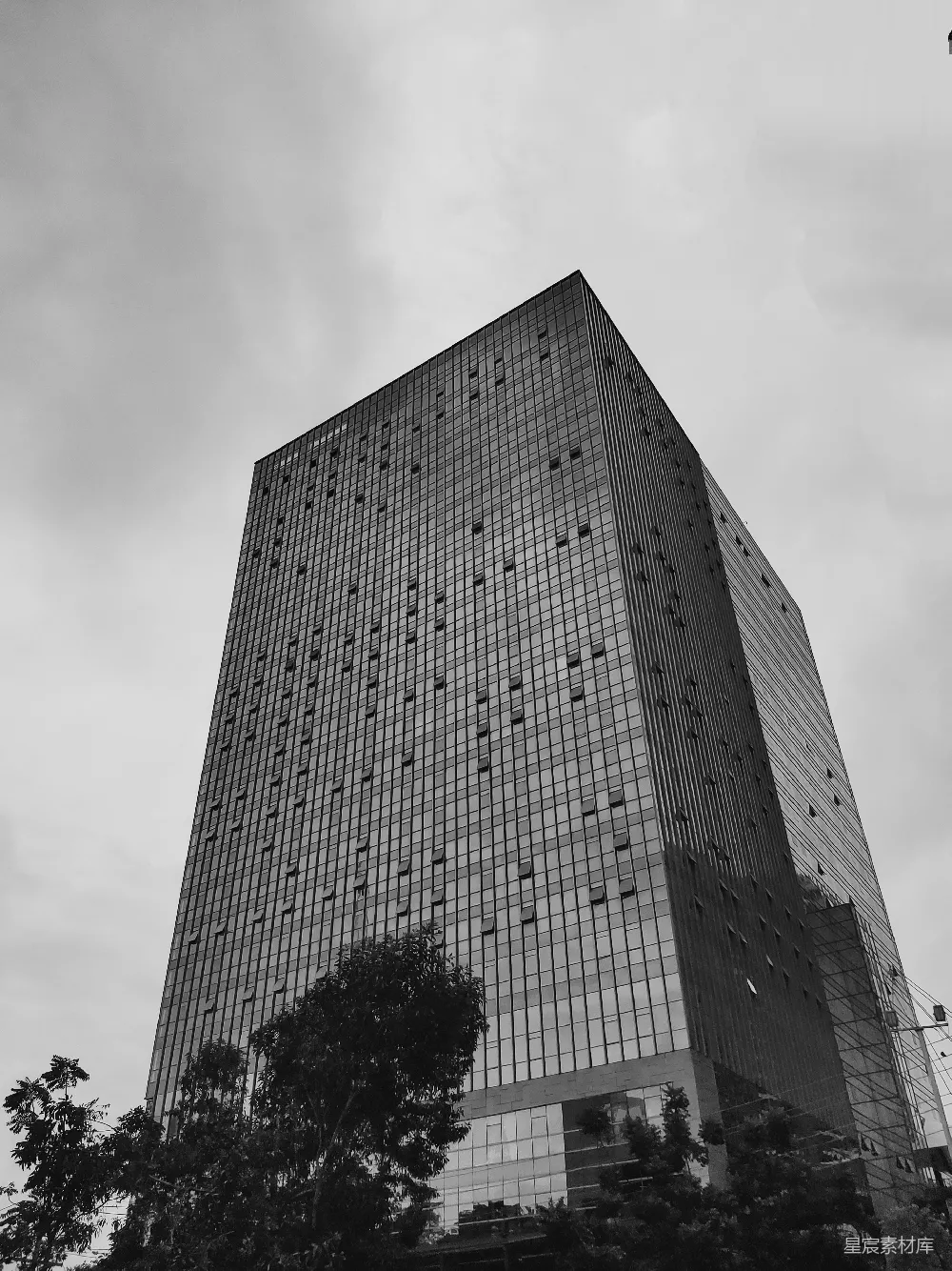 高清摄影  一座很高的建筑物，有很多窗户。