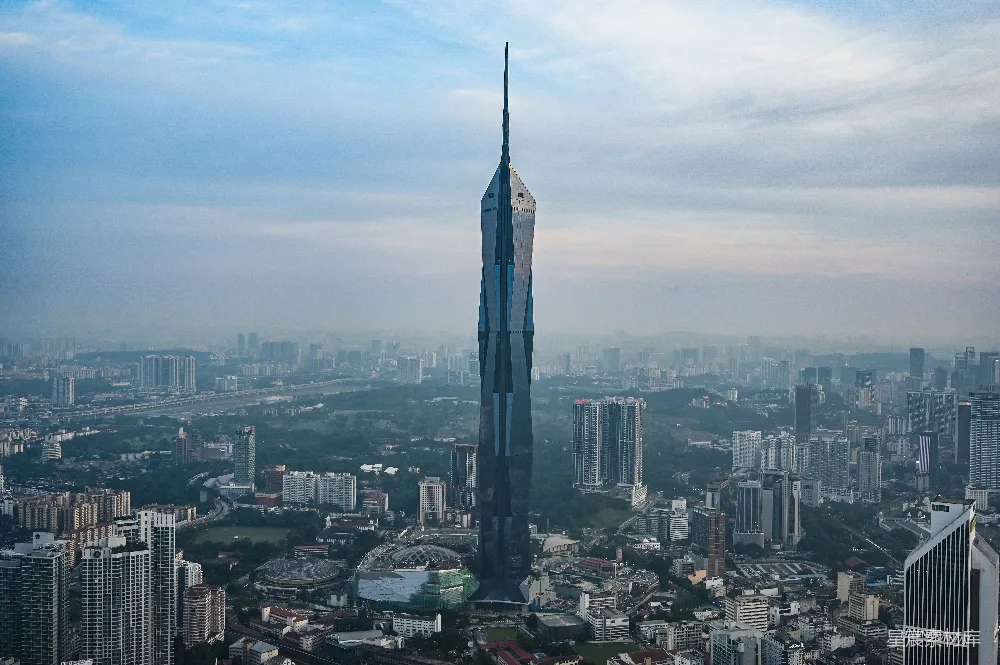 高清摄影  一座高大的现代化摩天大楼主宰了城市天际线。