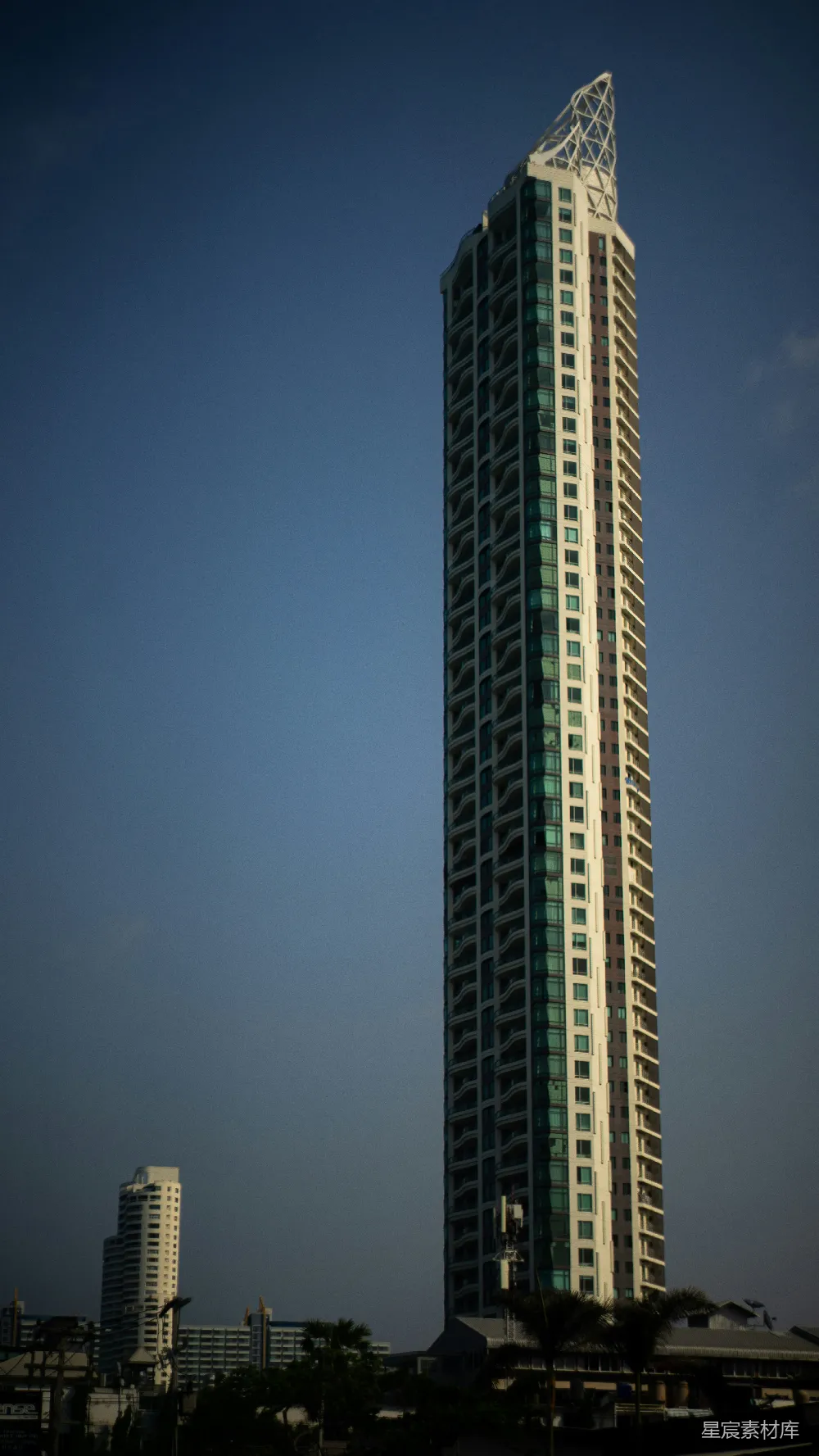 高清摄影  蓝白相间的高层建筑
