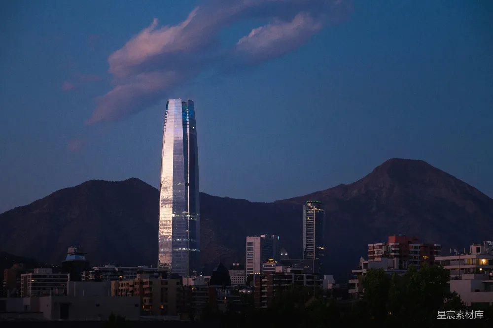 高清摄影  一座城市天际线，背景是山脉。