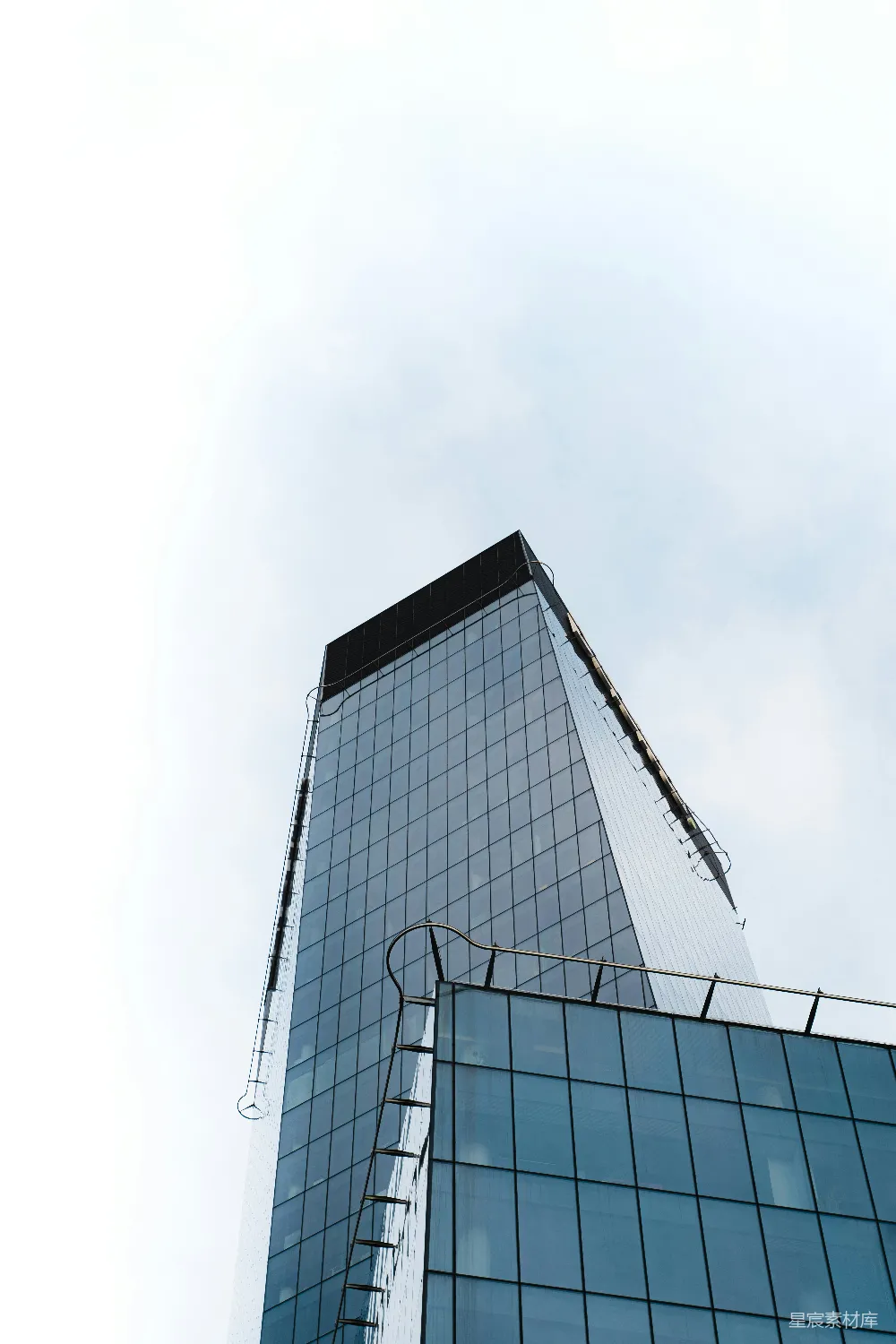 高清摄影  一座高大的玻璃建筑，背景是蓝天。