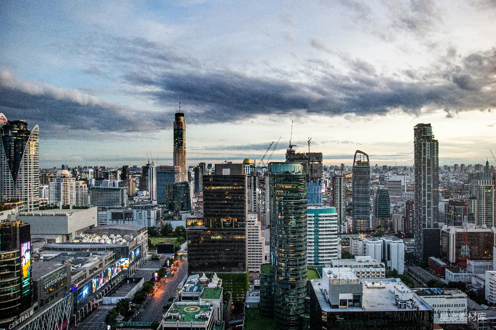 高清摄影  一座城市的鸟瞰图，其中有许多高楼建筑。