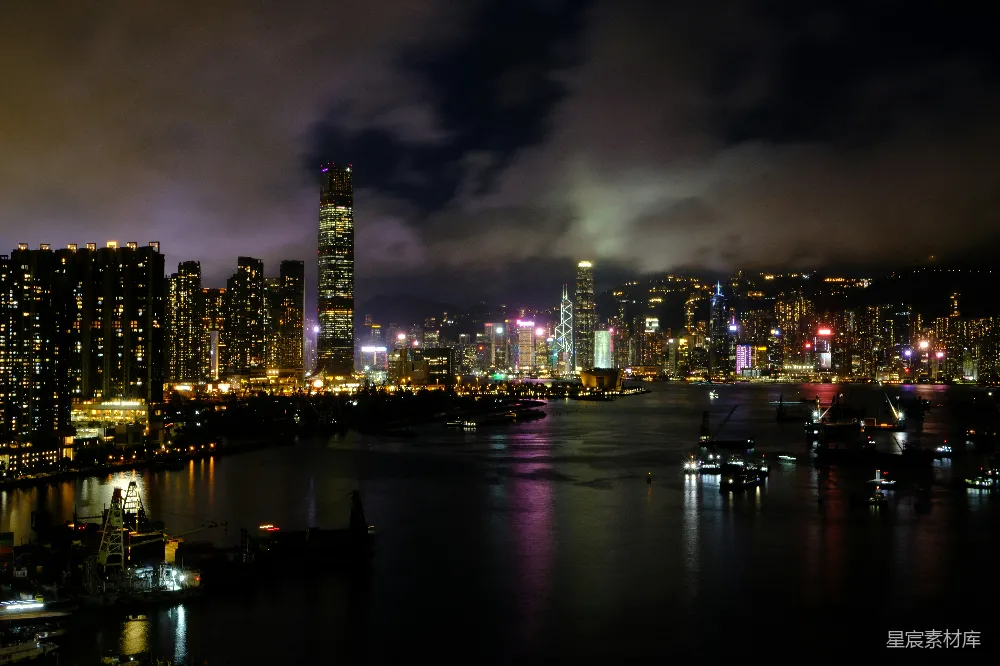 高清摄影  夜晚从水面上看城市的景色