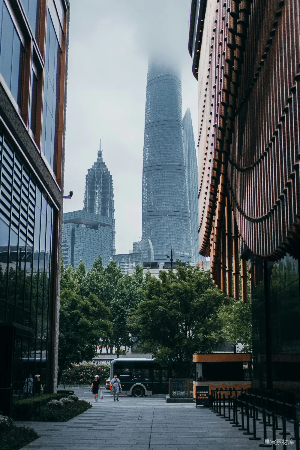 高清摄影  白天，高楼前停着的汽车