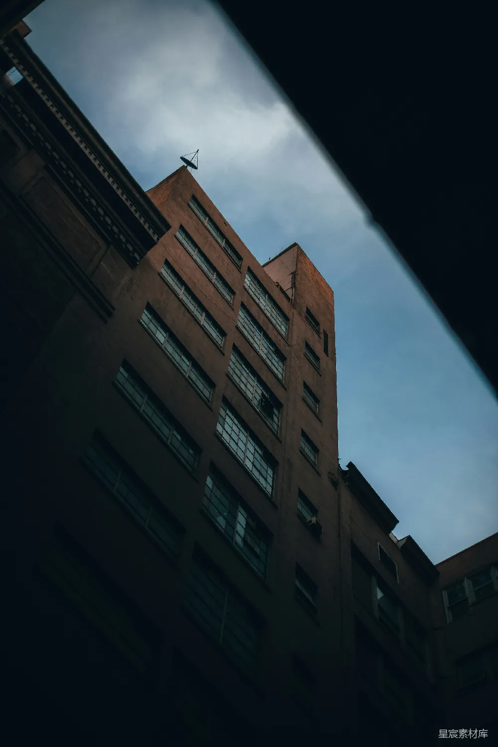 高清摄影  一座高楼，背景是天空。