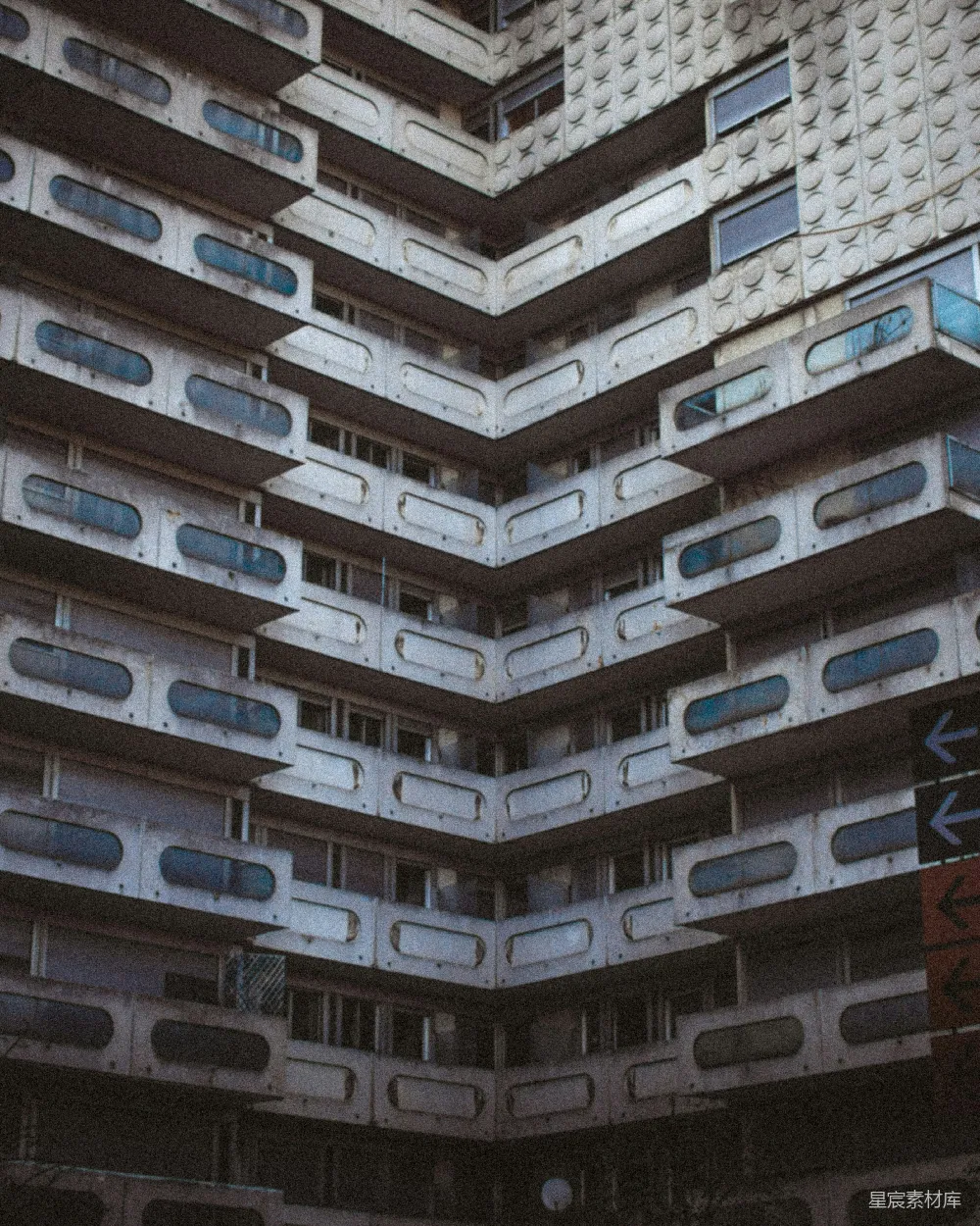 高清摄影  一座高大的建筑，有很多窗户。