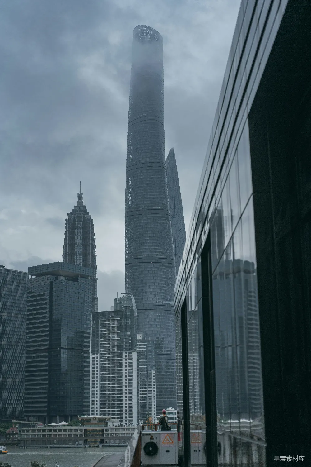 高清摄影  灰色的混凝土建筑在灰色的天空下