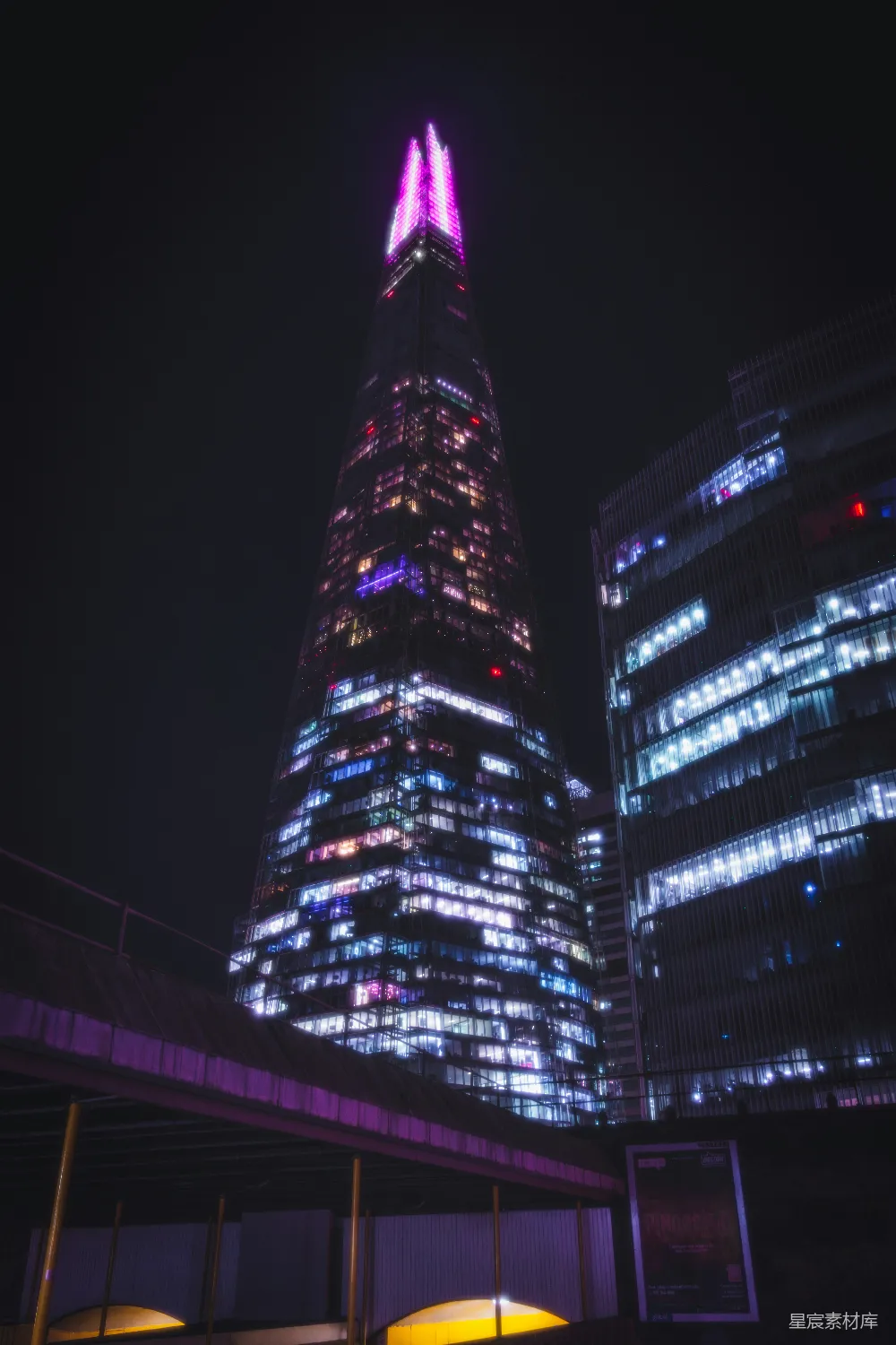 高清摄影  一座非常高的建筑物在夜间亮起灯光。