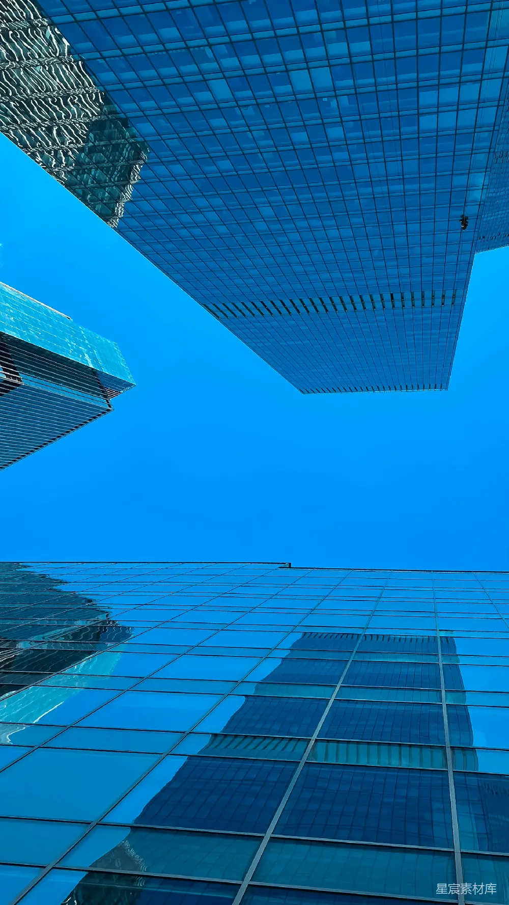 高清摄影  一座非常高的建筑物紧挨着另一座高的建筑物