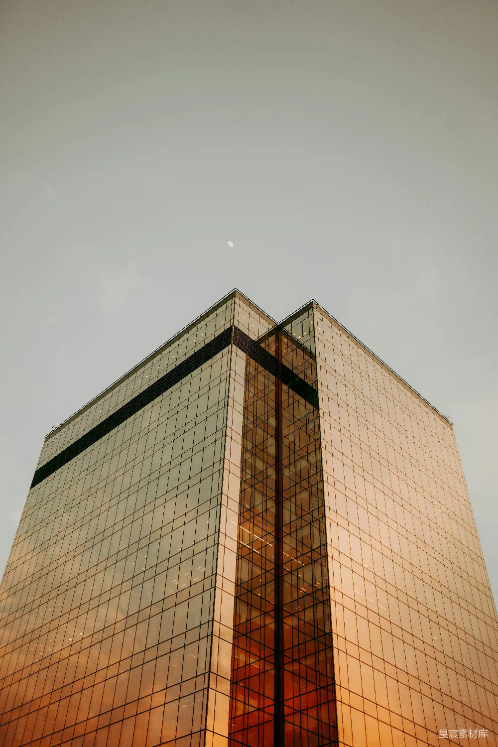 高清摄影  一座高大的玻璃建筑，背景是天空。