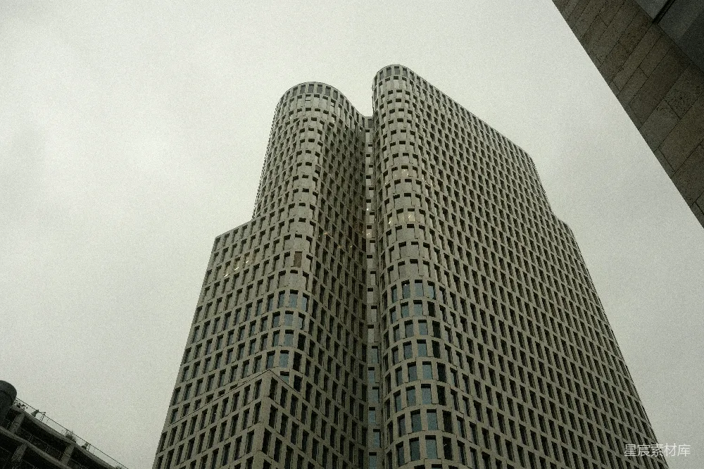 高清摄影  一座高耸的摩天大楼矗立在城市上空。